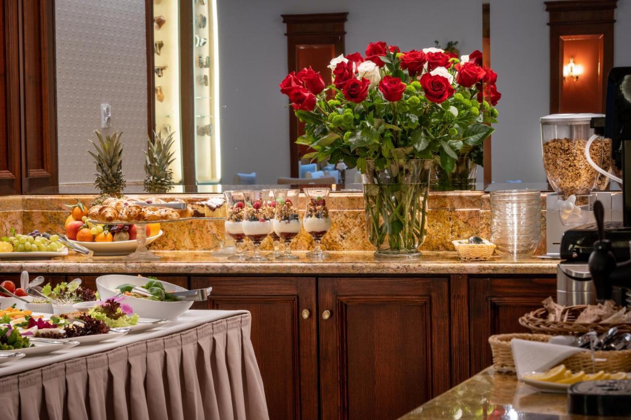 Hotel Grodek Kraków Exteriör bild A buffet at a hotel
